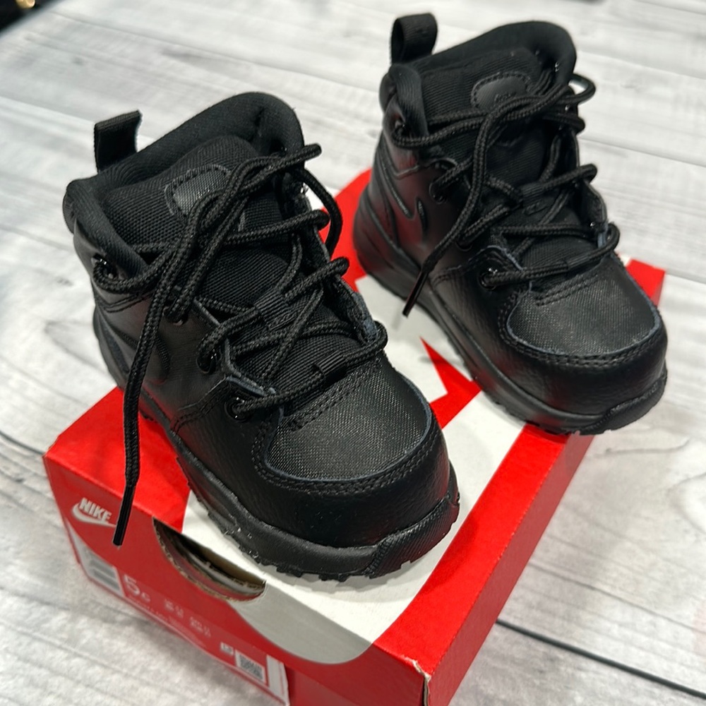 Toddler Nike sneakers size 5